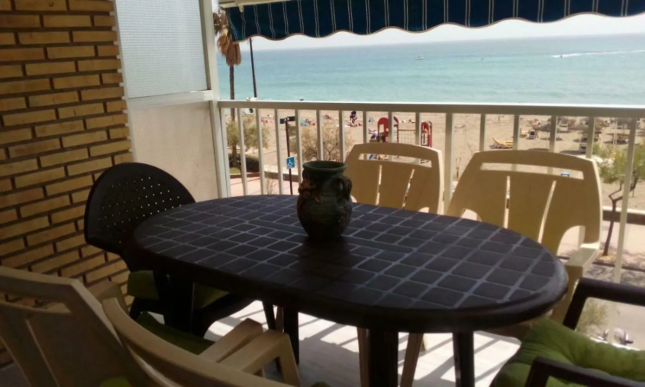 piso primera linea de playa en fuengirola recien reformado Apartamento